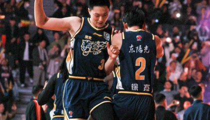 拿600万，11中3还嫉妒徐杰，球迷：徐杰受伤你笑，徐杰三分你苦脸|胡明轩|杜锋|广东|体育赛事讨论|三分球_新浪体育_新浪新闻