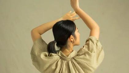 理性追星！奥纳纳推开想与他合影的球迷，但被另一人丢水瓶